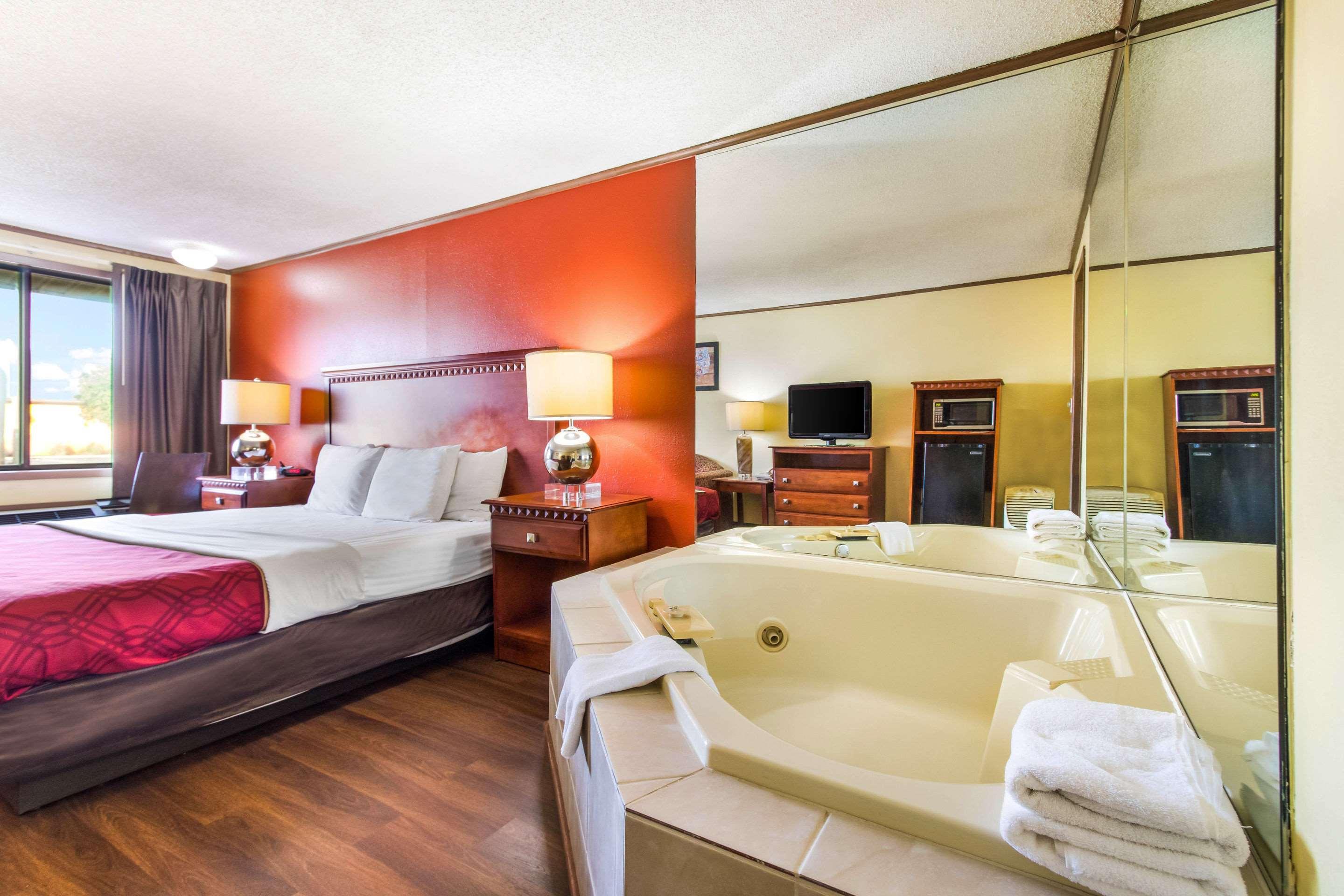 Econo Lodge Norwalk Buitenkant foto