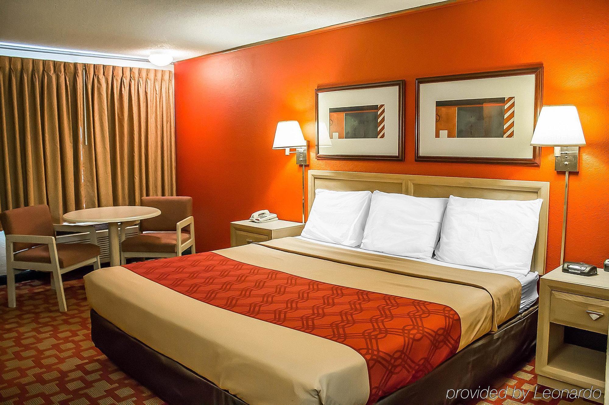 Econo Lodge Norwalk Buitenkant foto
