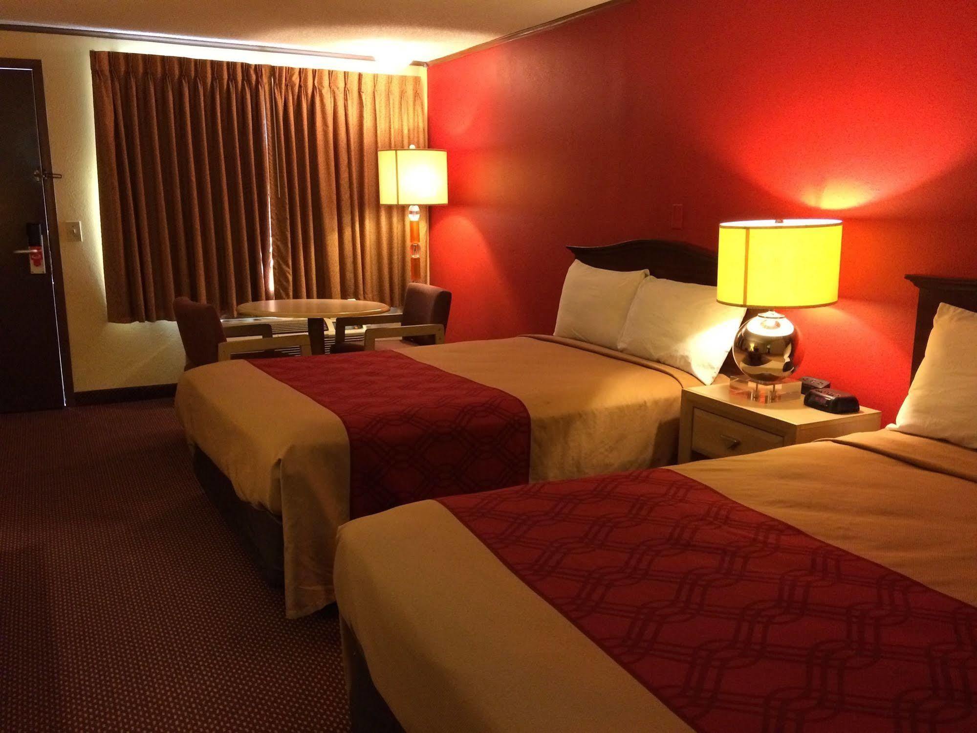 Econo Lodge Norwalk Buitenkant foto