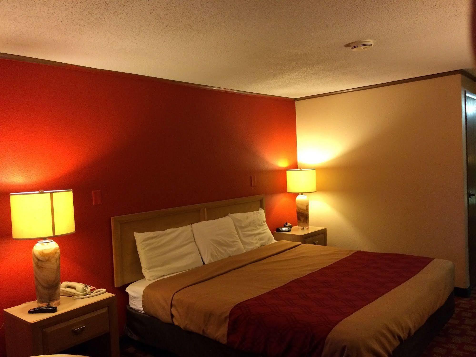 Econo Lodge Norwalk Buitenkant foto
