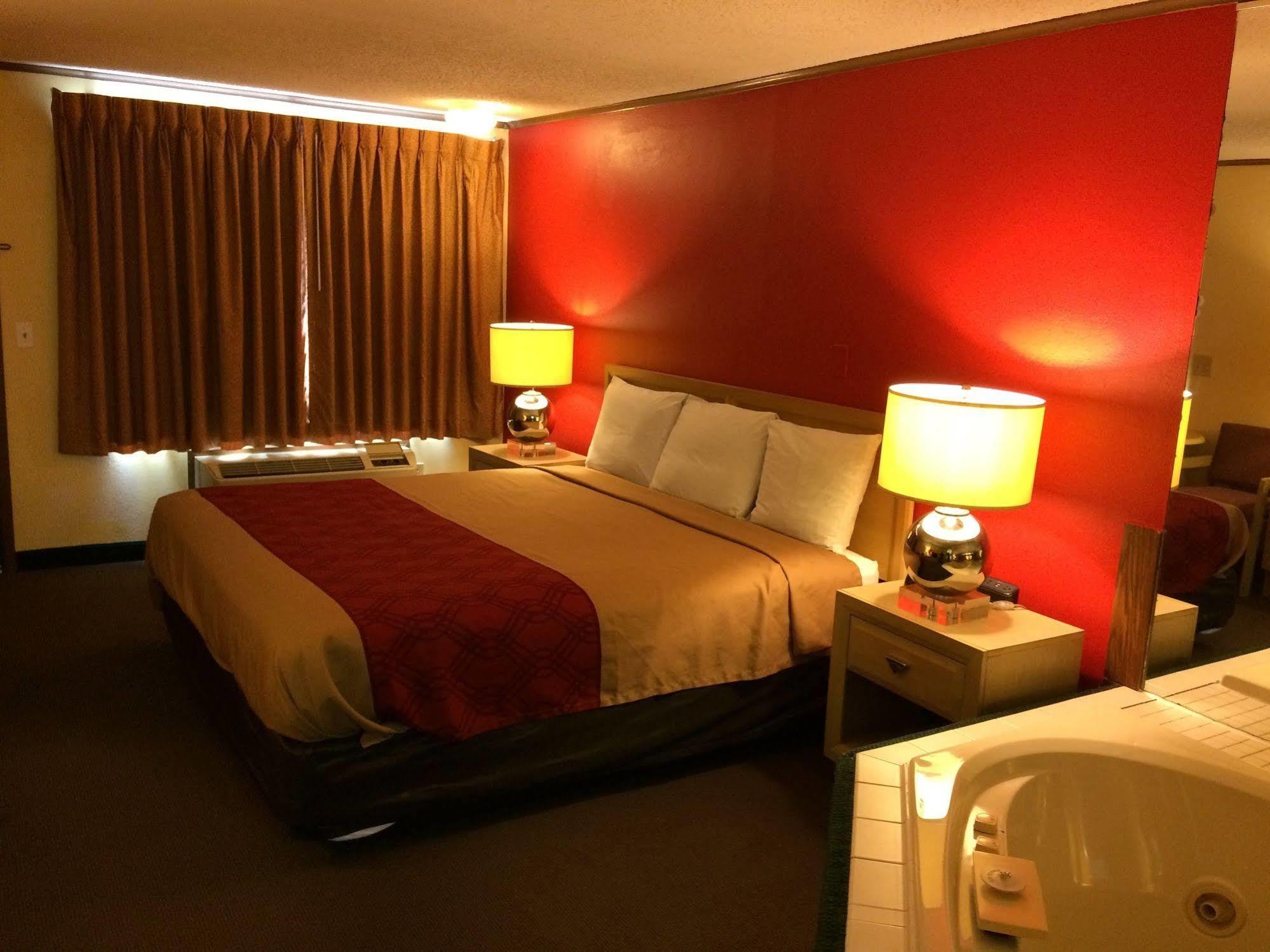Econo Lodge Norwalk Buitenkant foto