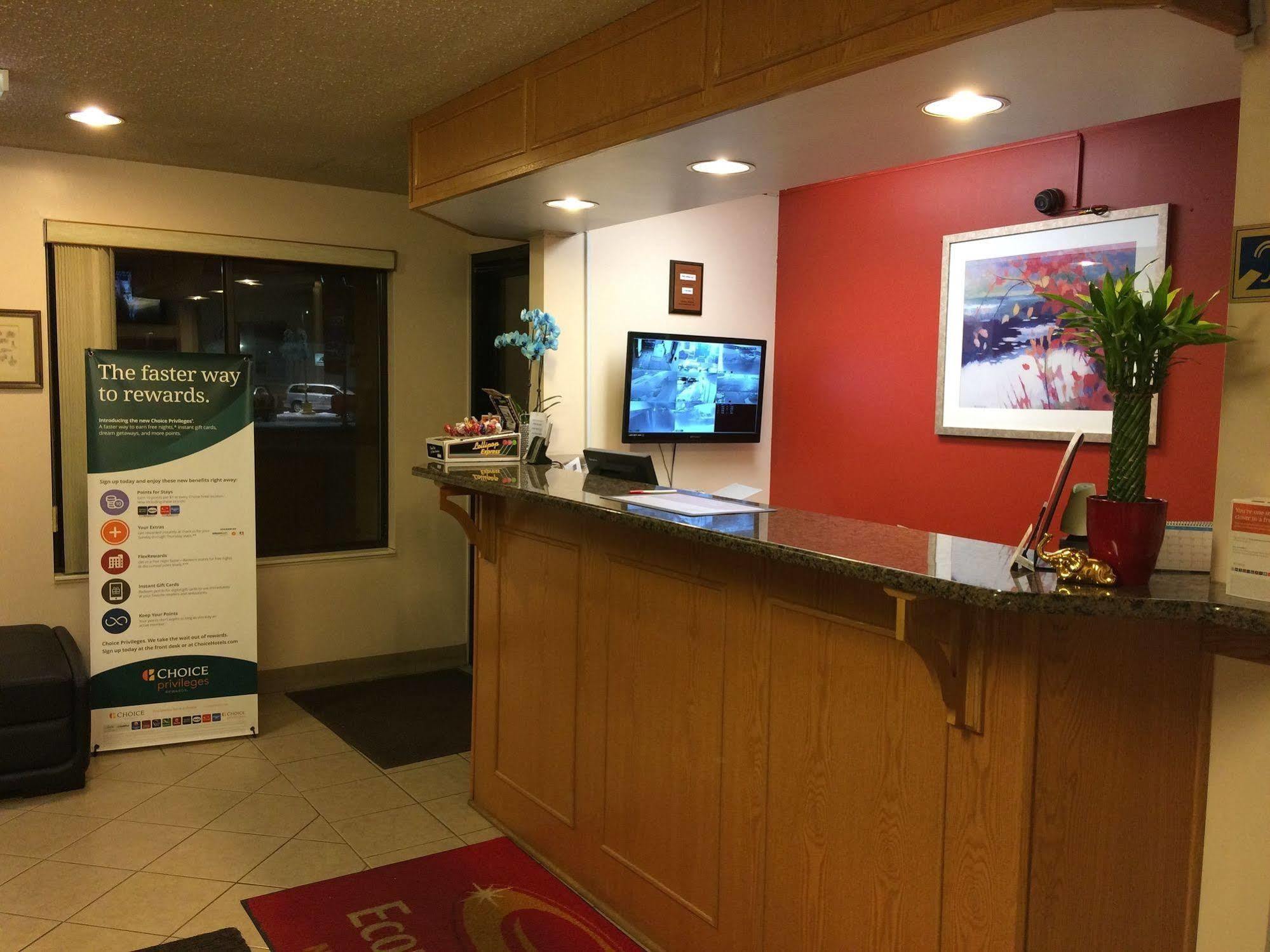 Econo Lodge Norwalk Buitenkant foto